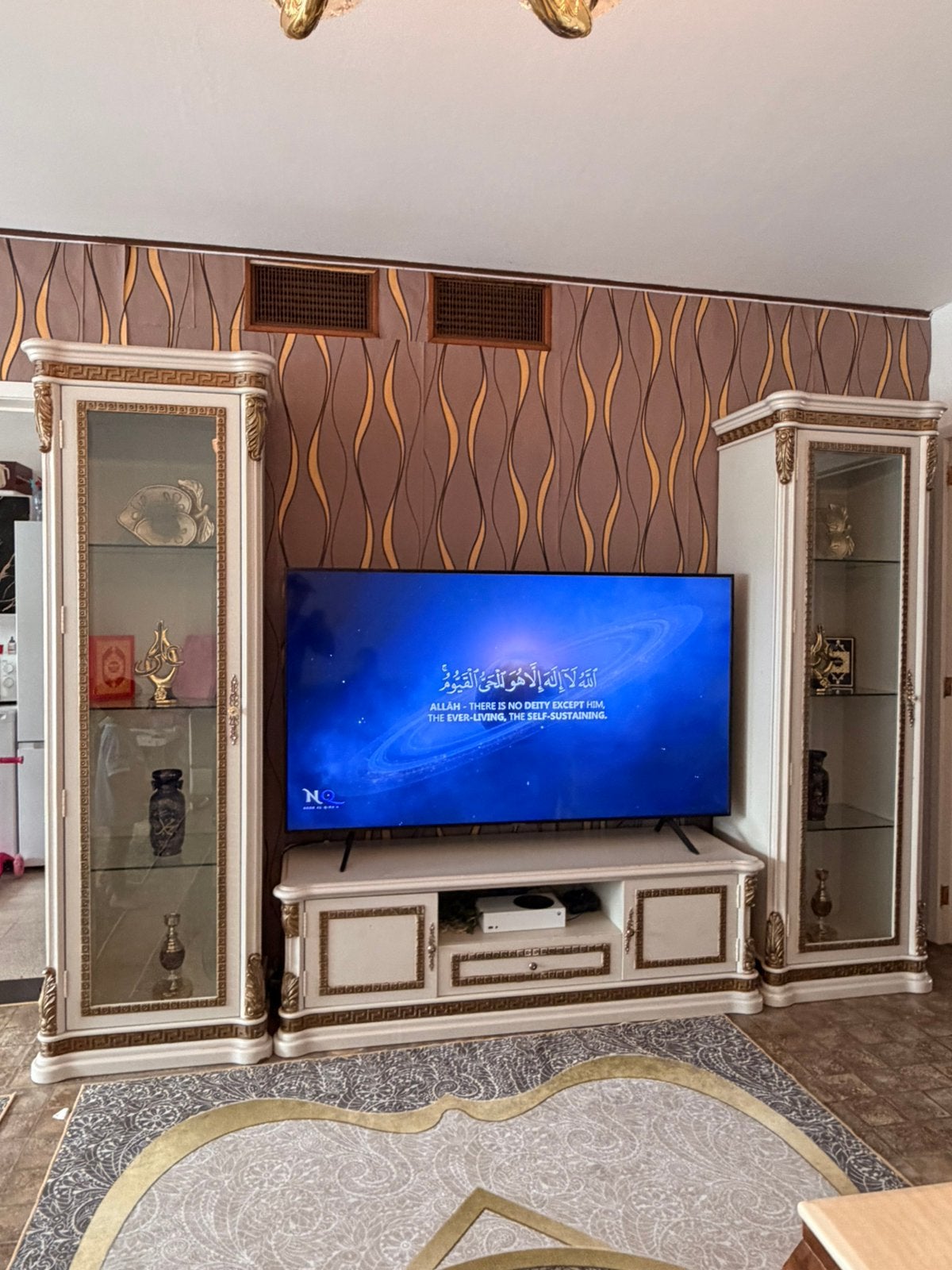 Luxe klassieke TV-meubel set met 2 vitrinekasten “versace”, Ophalen