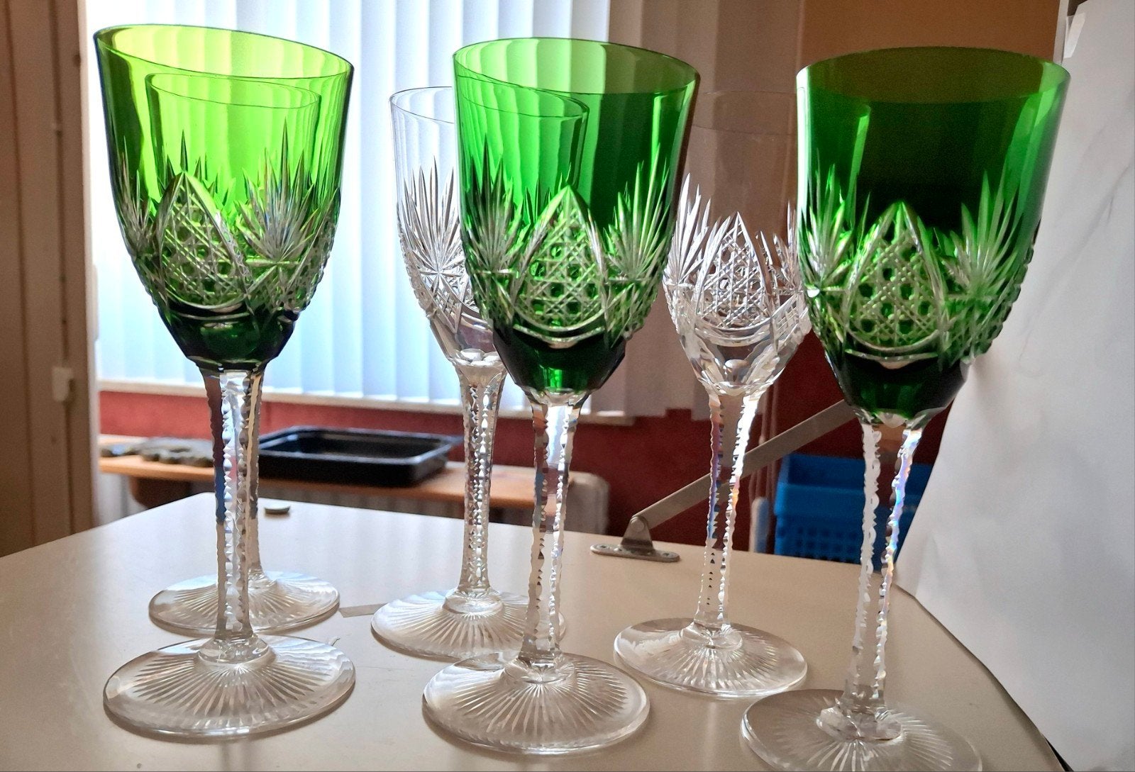 6 (Cristal de Saint-Louis ?) 3 verres à vin verts et 3 verr, Antiquités & Art, Enlèvement