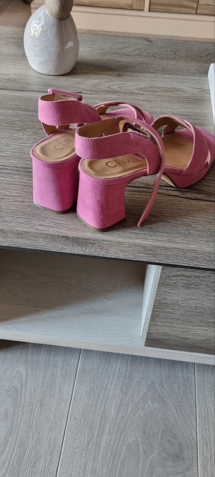 Sandaaltjes  Nieuwe, Mt 39 , komen van Helou fashion, Kleding | Dames, Schoenen, Ophalen, Nieuw, Sandalen of Muiltjes, Roze