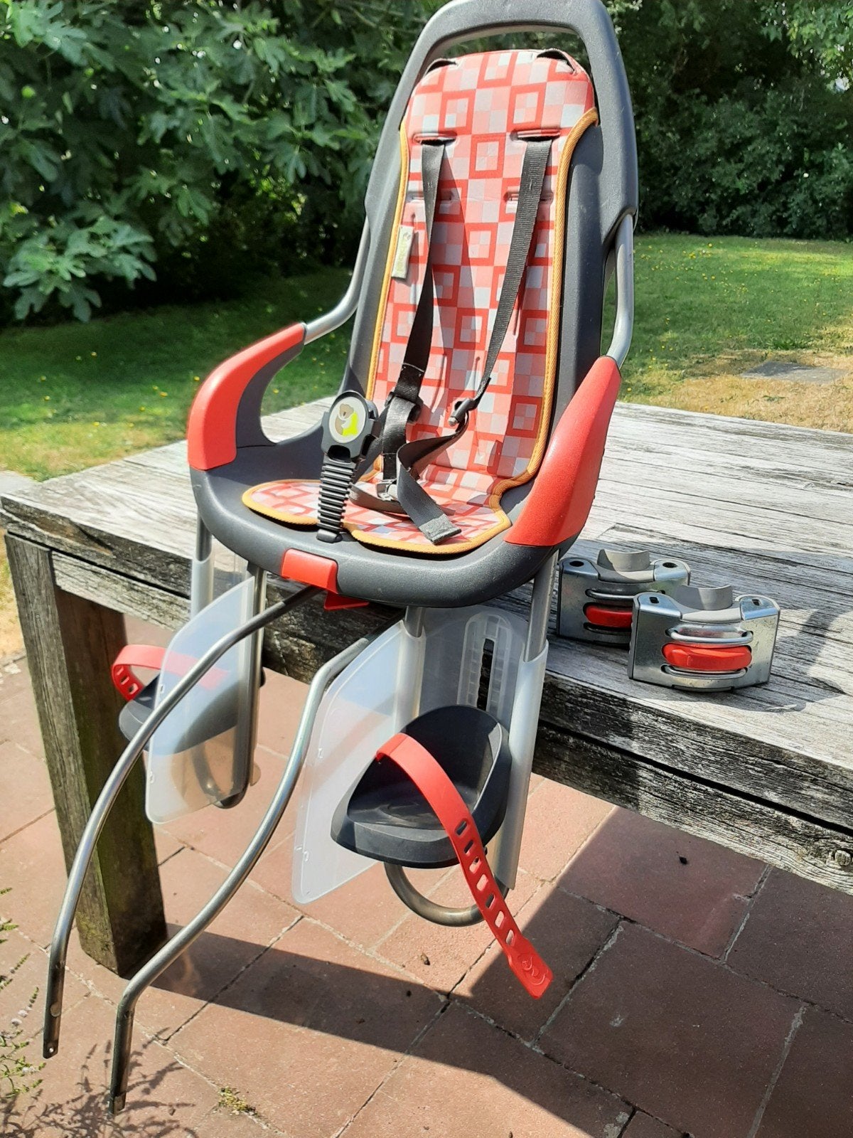 fietsstoeltje Qibbel met 2 adapters en helm, Repose-pieds, Comme neuf, 9 à 36 kg, Enlèvement
