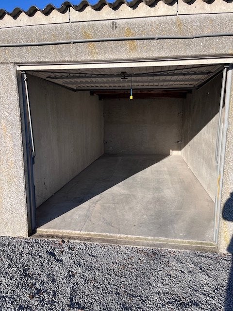 Garage à louer pour voiture ou garde meuble, Charleroi