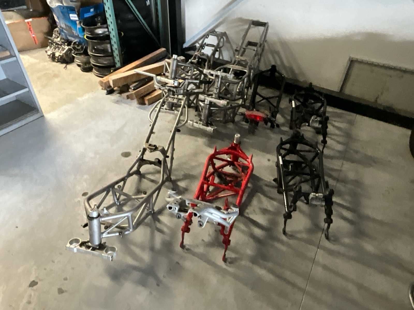 Série de 9 cadres de moto Ducati avec documents/papiers d, Entreprise, Occasion, Autre