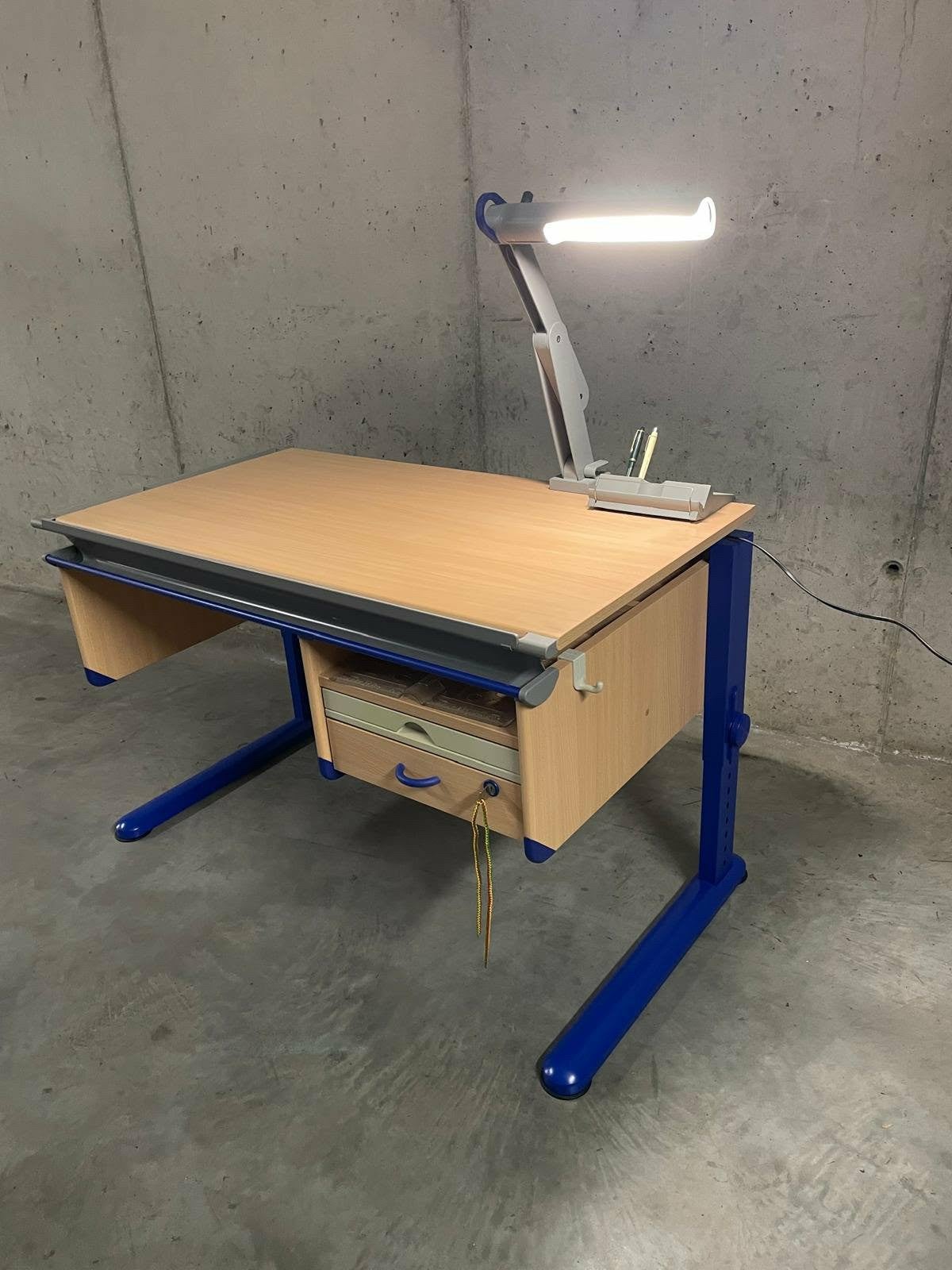 Meegroei bureau MOLL, Huis en Inrichting, Ophalen, Zo goed als nieuw, Bruin