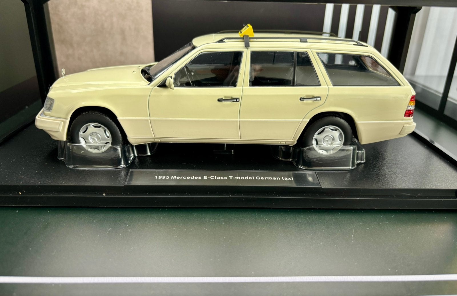 1:18 Mercedes E-class T-model German taxi 1995, Hobby en Vrije tijd, Modelauto's | 1:18, Ophalen of Verzenden, Zo goed als nieuw