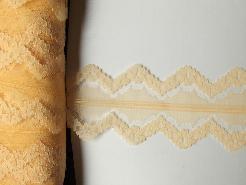 Dentelle nylon jaune . 102 m + 105 m x 6 cm., Ophalen of Verzenden, Nieuw, Kant