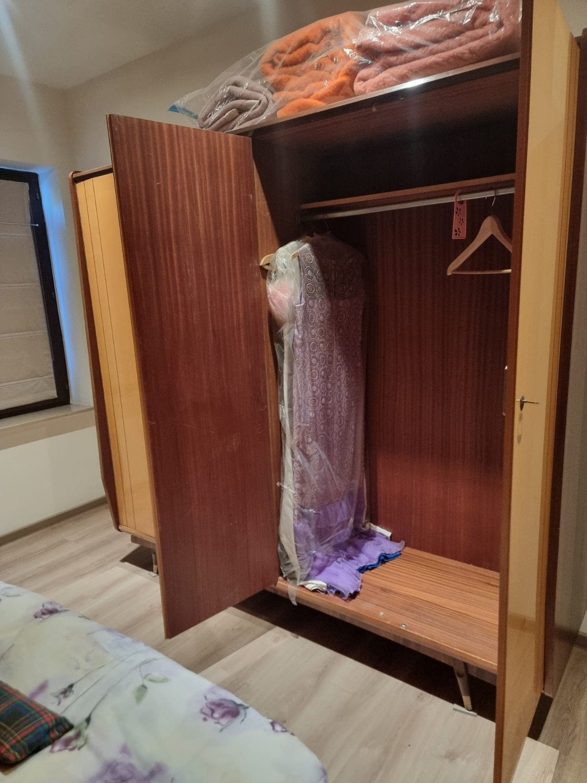 Armoire vintage de 186 cm de haut et 200 cm de large, bon ét, Enlèvement