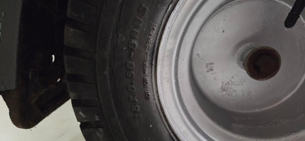 GEZOCHT! 2 banden 18x8.5x8, Ophalen of Verzenden