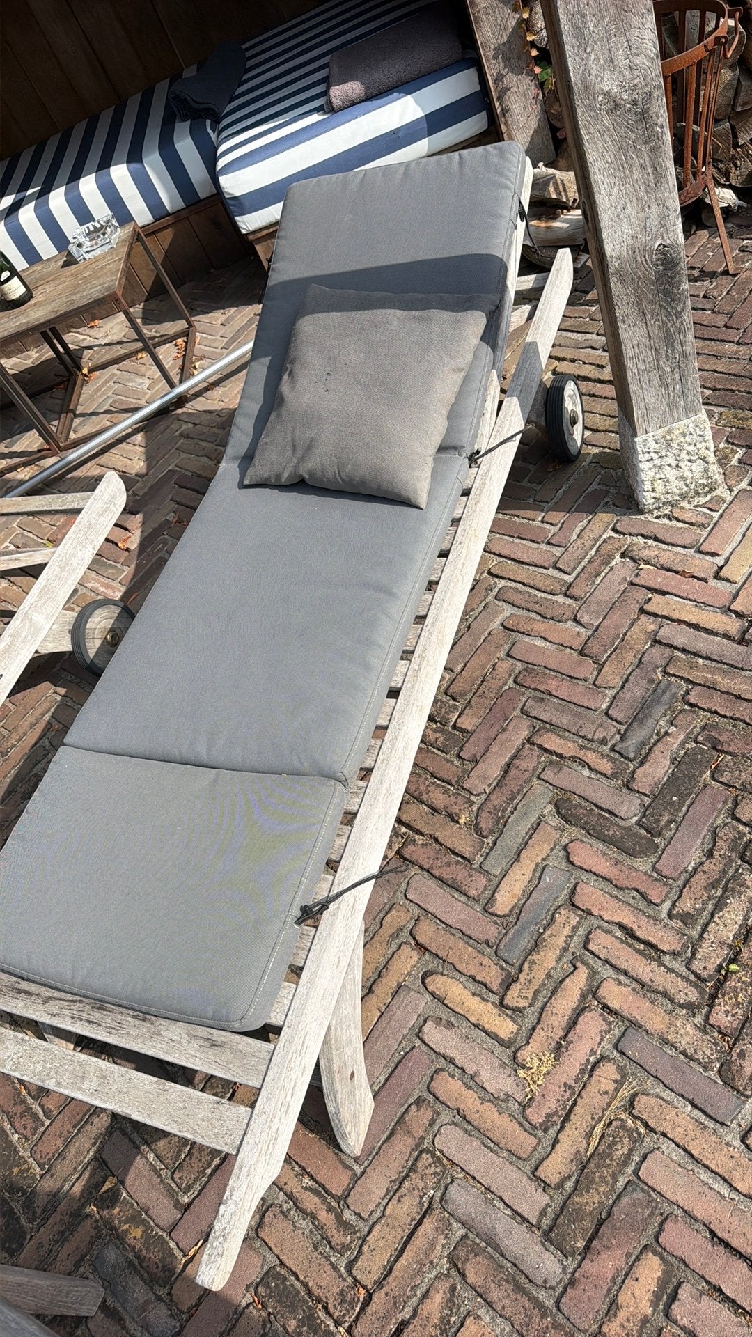 Teak houten ligbedden met tafeltje, Tuin en Terras, Ophalen, Zo goed als nieuw