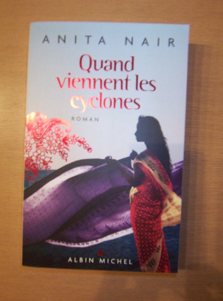Roman "Quand viennent les cyclones" d'Anita Nair, Ophalen of Verzenden, Zo goed als nieuw, Anita Nair, Wereld overig