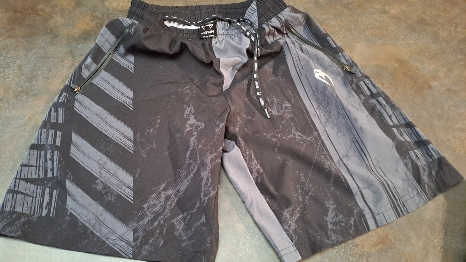 short de boxe Venum taille S, Sport en Fitness, Vechtsporten en Zelfverdediging, Maat S, Ophalen