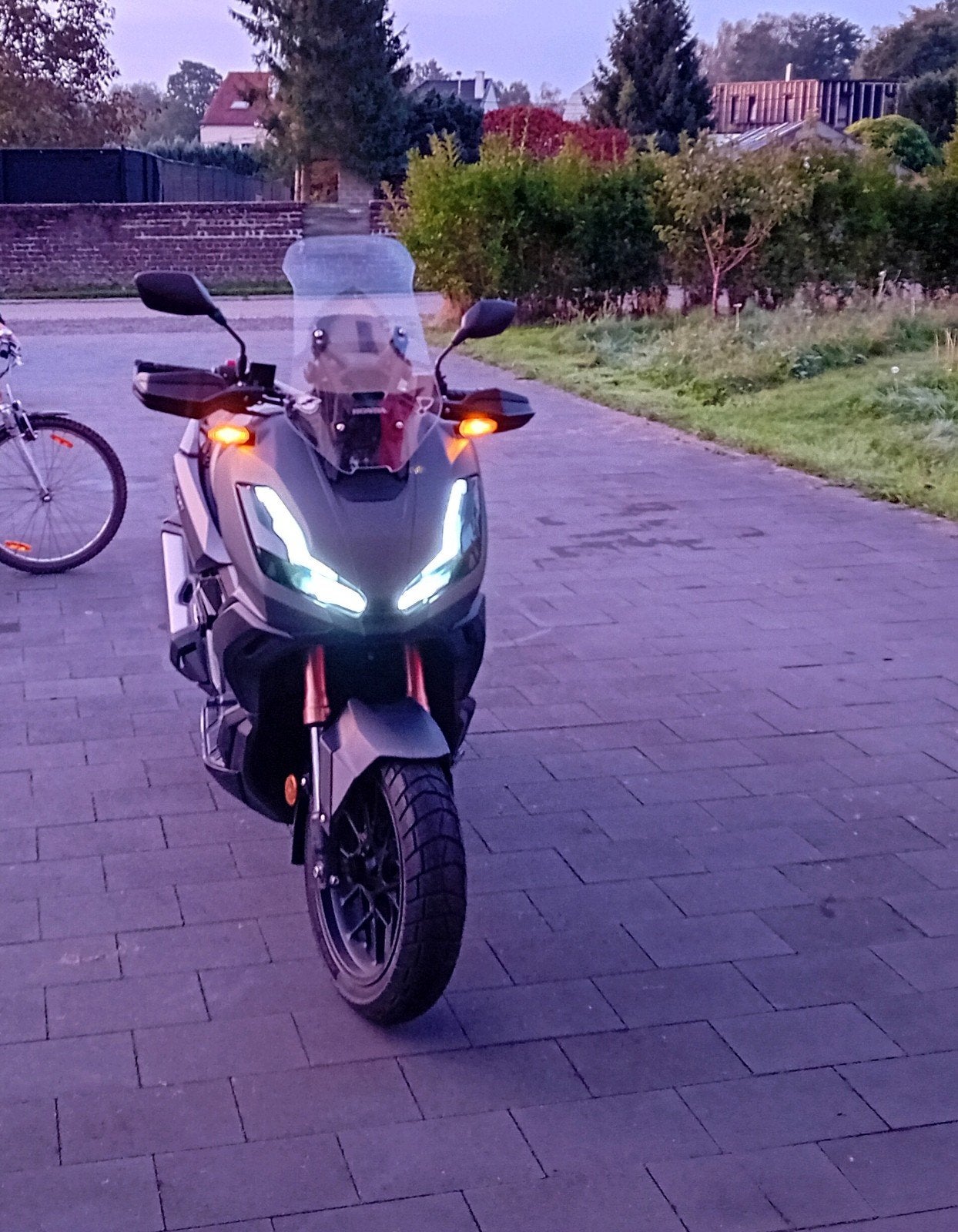 Honda ADV 350, Vélos & Vélomoteurs, Enlèvement, Comme neuf