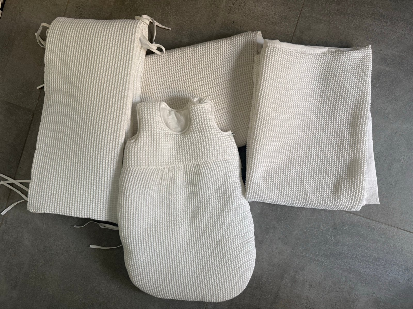 Bedomranding/beddengoed, kussen + slaapzak, Enlèvement, Comme neuf, Blanc, Oreiller