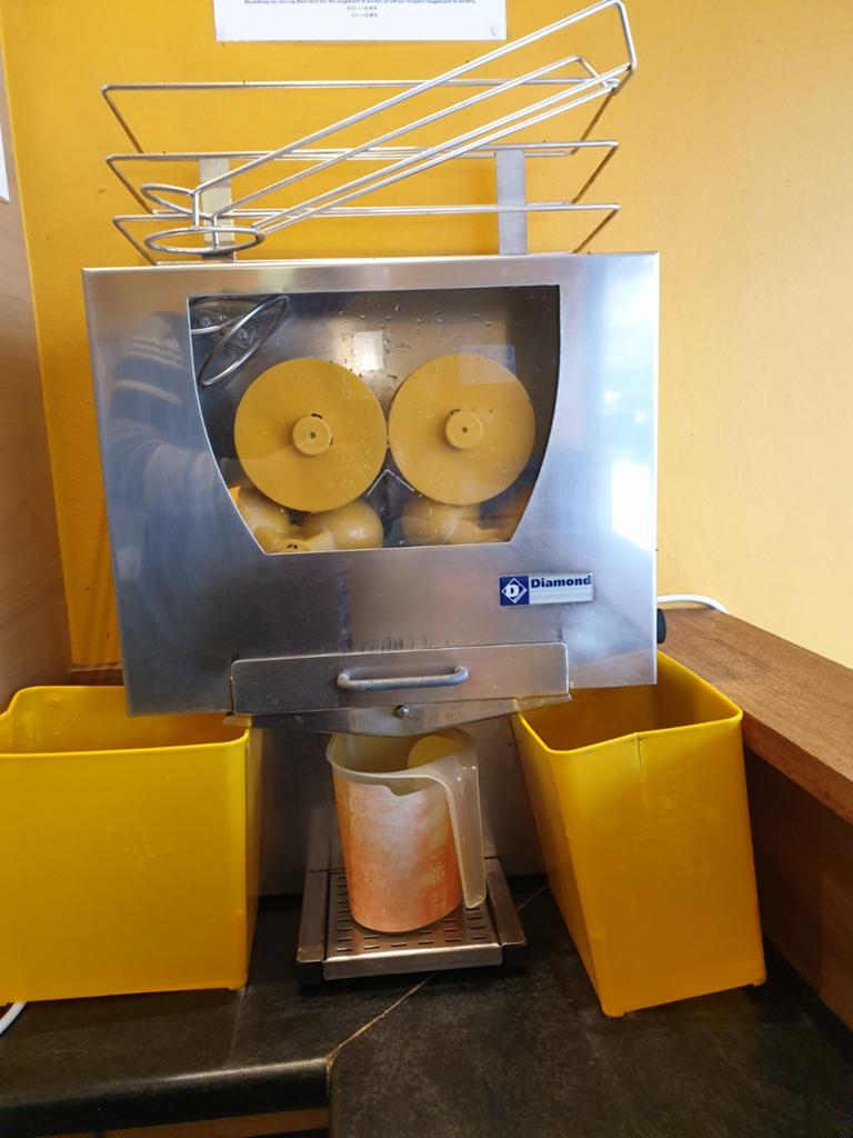 Sinaasappel persmachine, Enlèvement