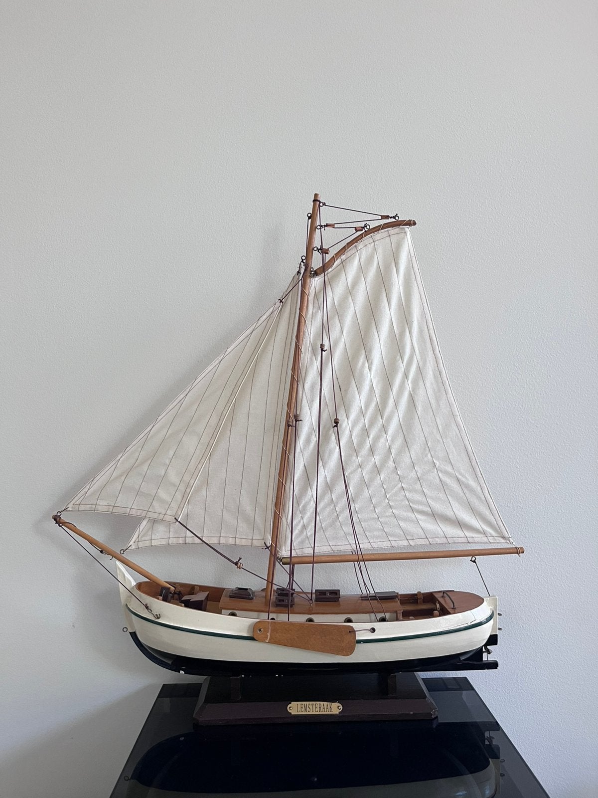 Groot houten modelschip/ zeilschip “Lemsteraak” op standaard, Ophalen of Verzenden, Zo goed als nieuw