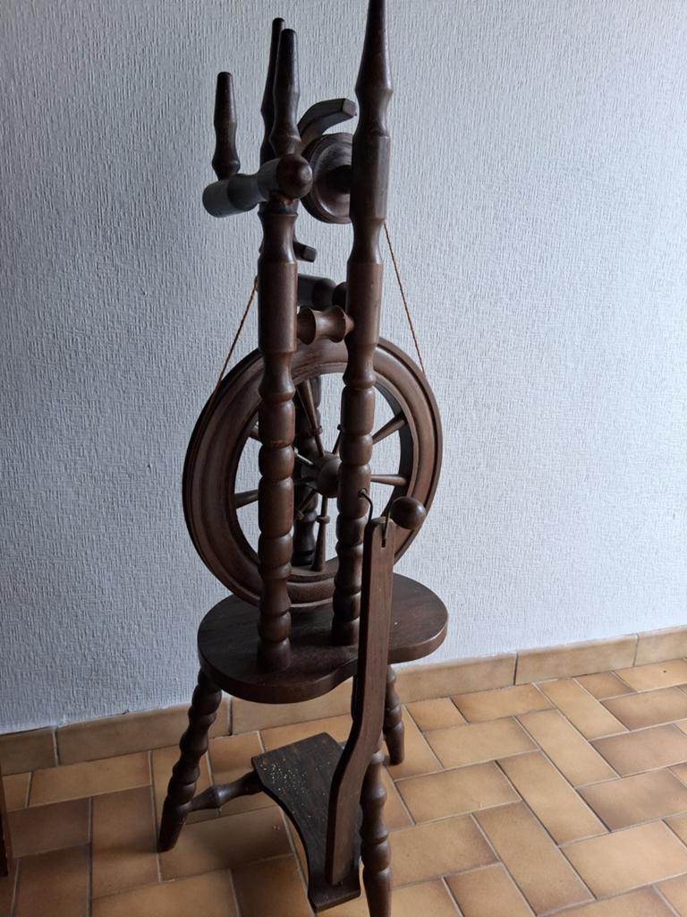 Oude spinnewiel voor decoratie, Hobby en Vrije tijd, Spinnewielen en Spinnen, Ophalen, Spinnewiel