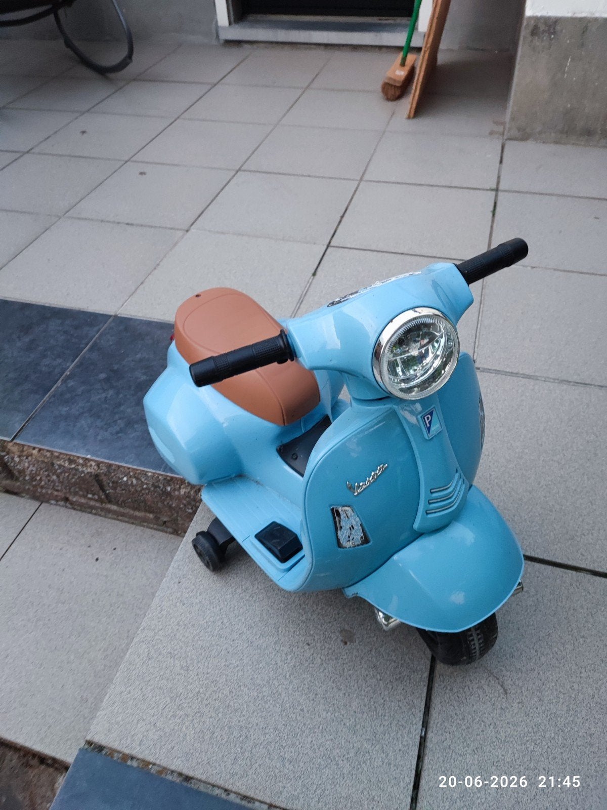Vespa elektrisch brommertje voor kids, Ophalen