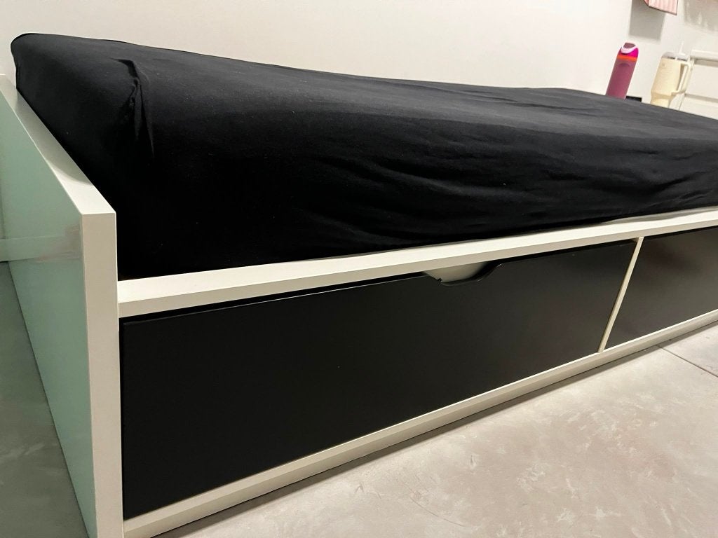 Ikea eenpersoondsbed met schuiven, lattenbodem en matras, Huis en Inrichting, Slaapkamer | Matrassen en Bedbodems, Ophalen, Zo goed als nieuw