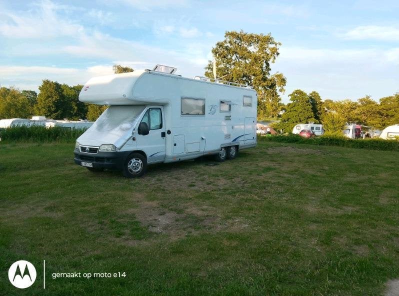 Burstner A747 -2 , 6 slaapplaatsen en 6 gegordelde zitplaats, Caravans en Kamperen, Alkoof, Ringverwarming, Antidémarrage, Fiat