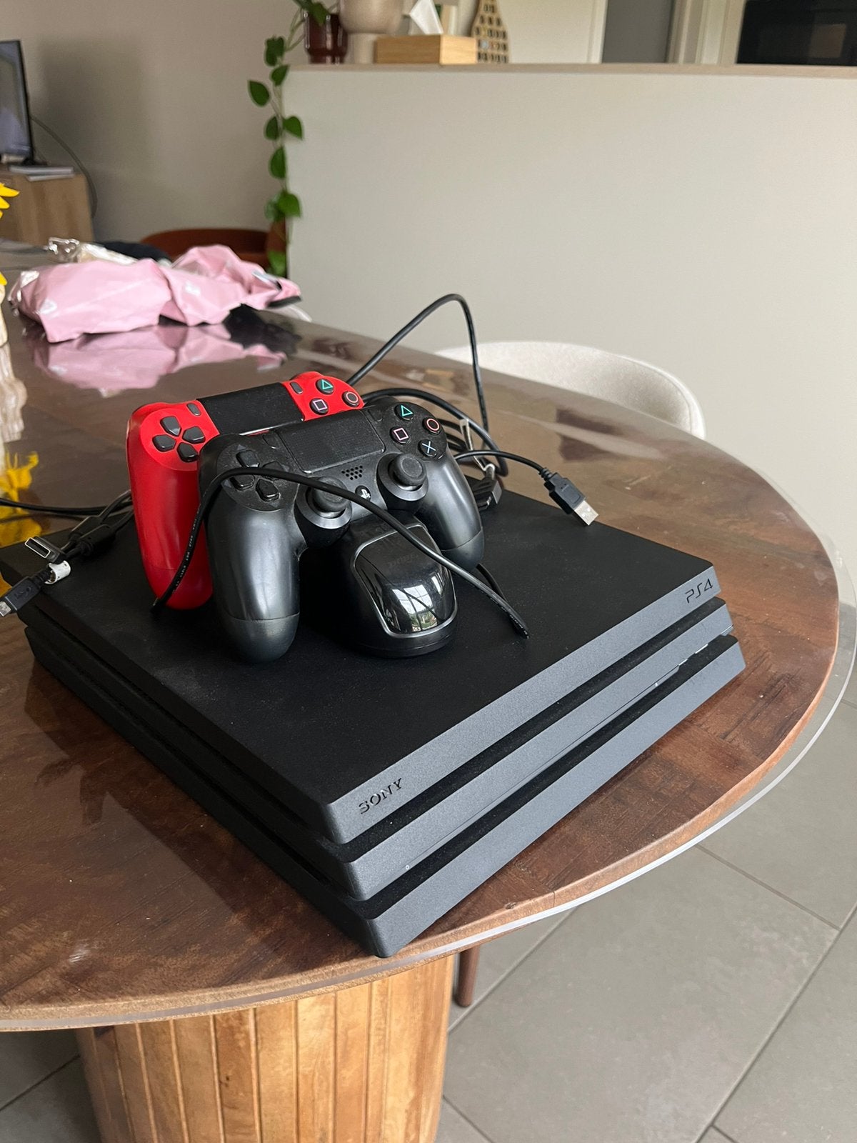PlayStation 4 Pro 1TB + 2 bakjes en laadstation, Comme neuf, Enlèvement, 1 TB, Pro
