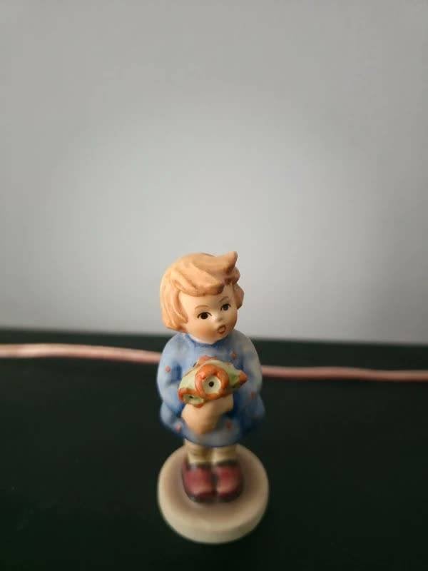 Klein vintage Goebel Hummel meisje met bloemen, Ophalen of Verzenden, Zo goed als nieuw, Hummel