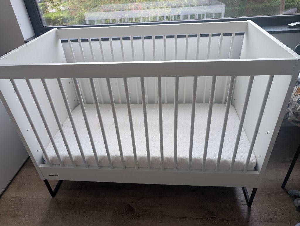 Babykamer (babybed en commode/verzorgingstafel), Kinderen en Baby's, Ophalen, Zo goed als nieuw, Jongetje of Meisje