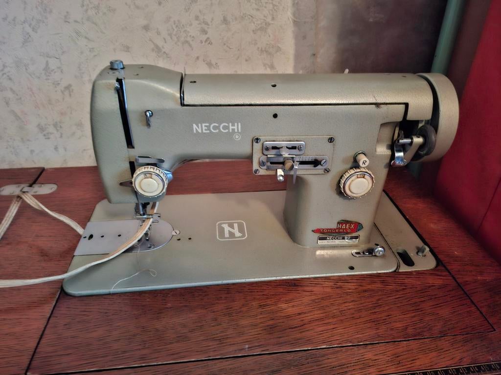 Antieke naaimachine Necchi, Enlèvement