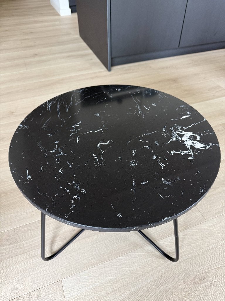Marmeren bijzettafel met zwarte metalen poten, Huis en Inrichting, Tafels | Bijzettafels, Ophalen, Minder dan 55 cm, Rond, Zo goed als nieuw