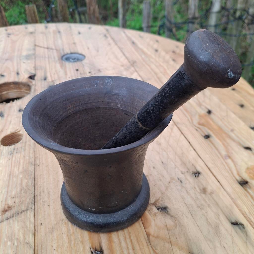 Ancien mortier et pilon en fonte
