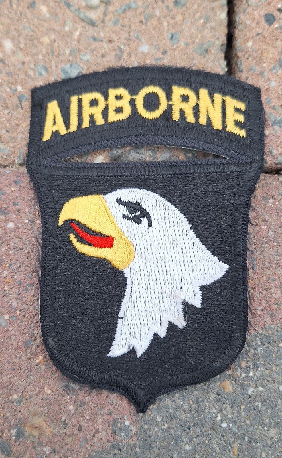 Insigne 101e Airborne, Enlèvement
