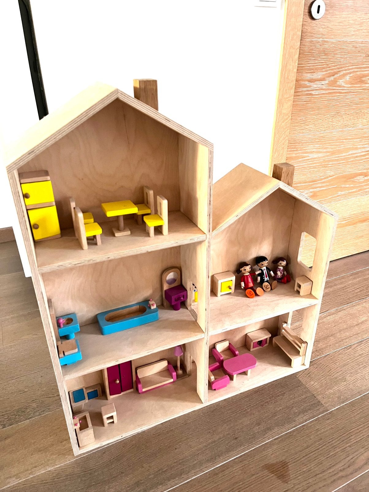 Houten poppenhuis inclusief meubeltjes en hape popjes, Ophalen, Zo goed als nieuw, Poppenhuis