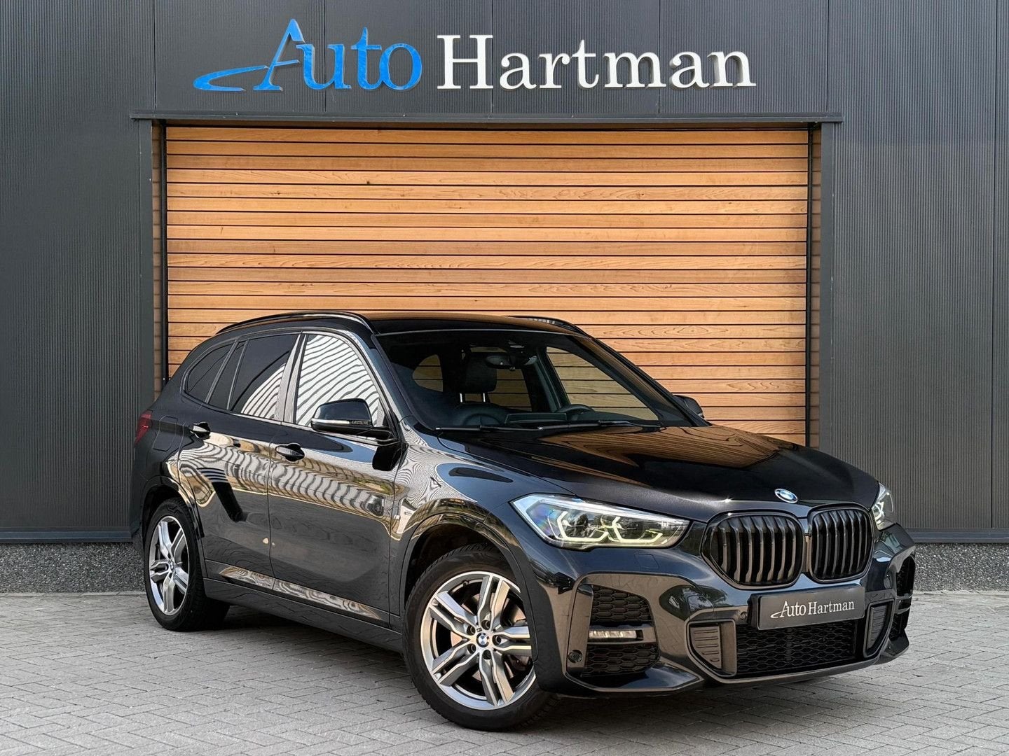 BMW X1 xDrive25e High Executive HEAD-UP|H&K|KEYLESS|TREKHAAK, Auto's, BMW, Zwart, Zwart, Bedrijf, 43 g/km