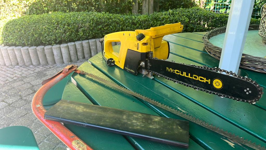 Elektrische kettingzaag  en boomzaag, Ophalen