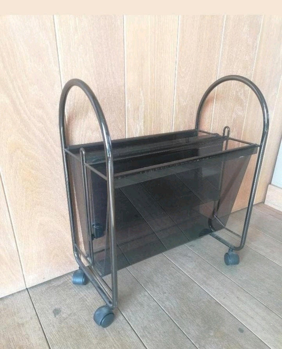 Vintage kranten/magazine rek.
Op Wielen.
Prima staat., Huis en Inrichting, Ophalen