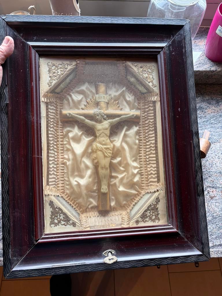 Grande boîte à musique, corpus en cire, Antiquités & Art, Antiquités | Objets religieux, Enlèvement