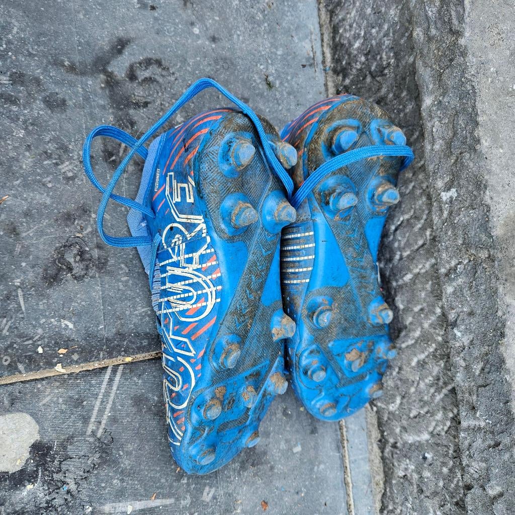 Paire de chaussure de foot PUMA taille 35, Enlèvement ou Envoi, Utilisé, Chaussures, Taille S