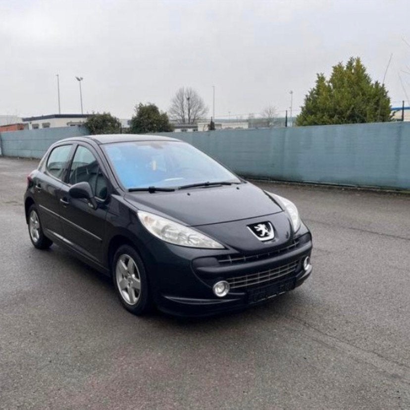 2017 est en train d'être colorié., Autos, Achat, Boîte manuelle, Noir, 5 portes