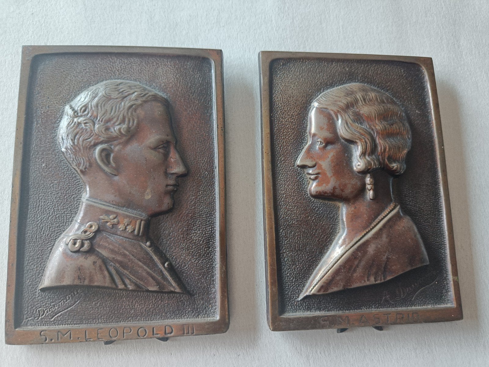 2 reliefplaquettes Koning Leopold 3 en Koningin Astrid, Verzamelen, Ophalen of Verzenden