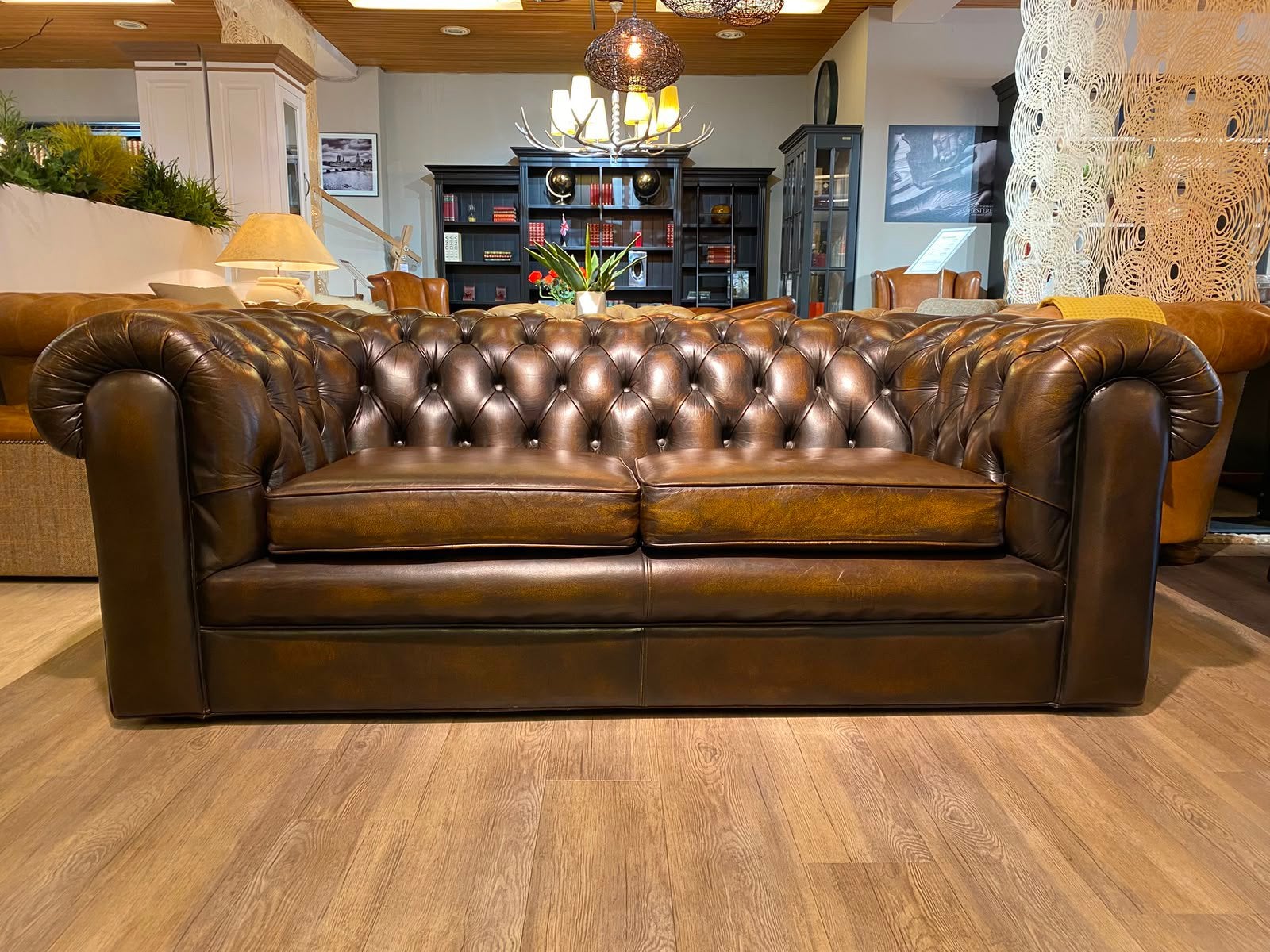 Ruime Engelse chesterfield 2,5 Zits zetel Bruin leder, Ophalen of Verzenden, Gebruikt