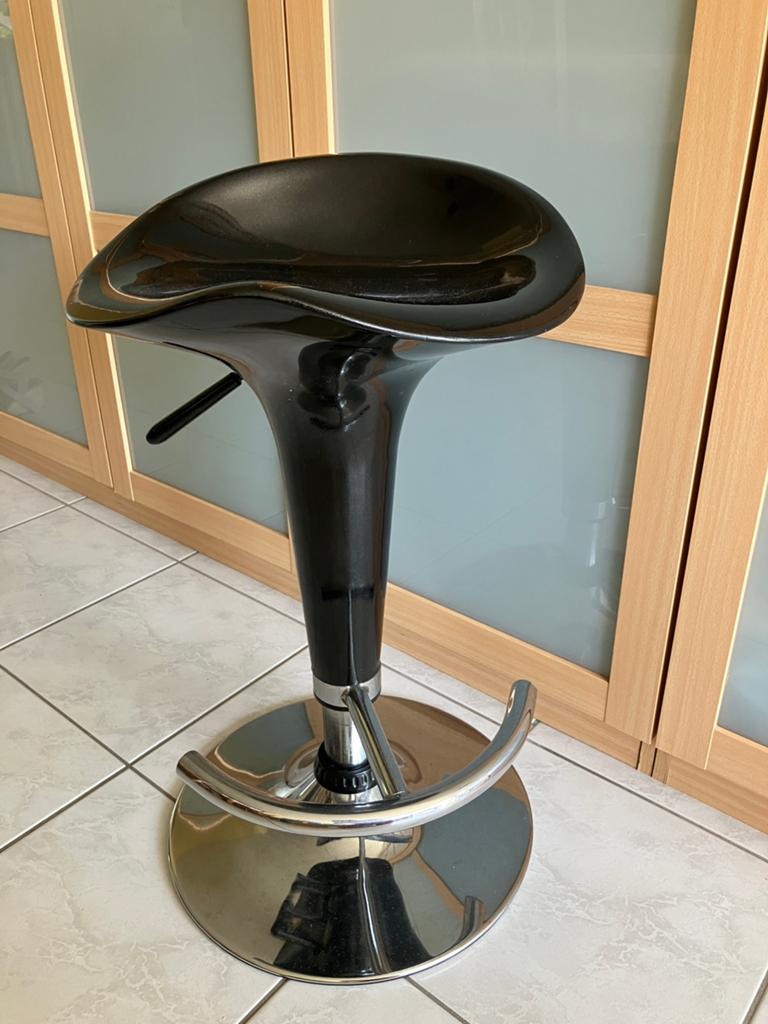 Barkruk Saddle glanzend zwart en inox, Huis en Inrichting, Barkrukken, Zo goed als nieuw, Ophalen