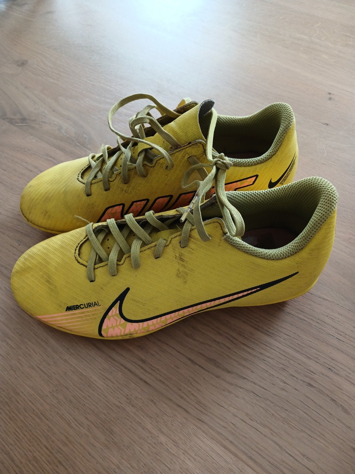 gele voetbalschoenen nike maat 37.5, Sport en Fitness, Voetbal, Ophalen of Verzenden