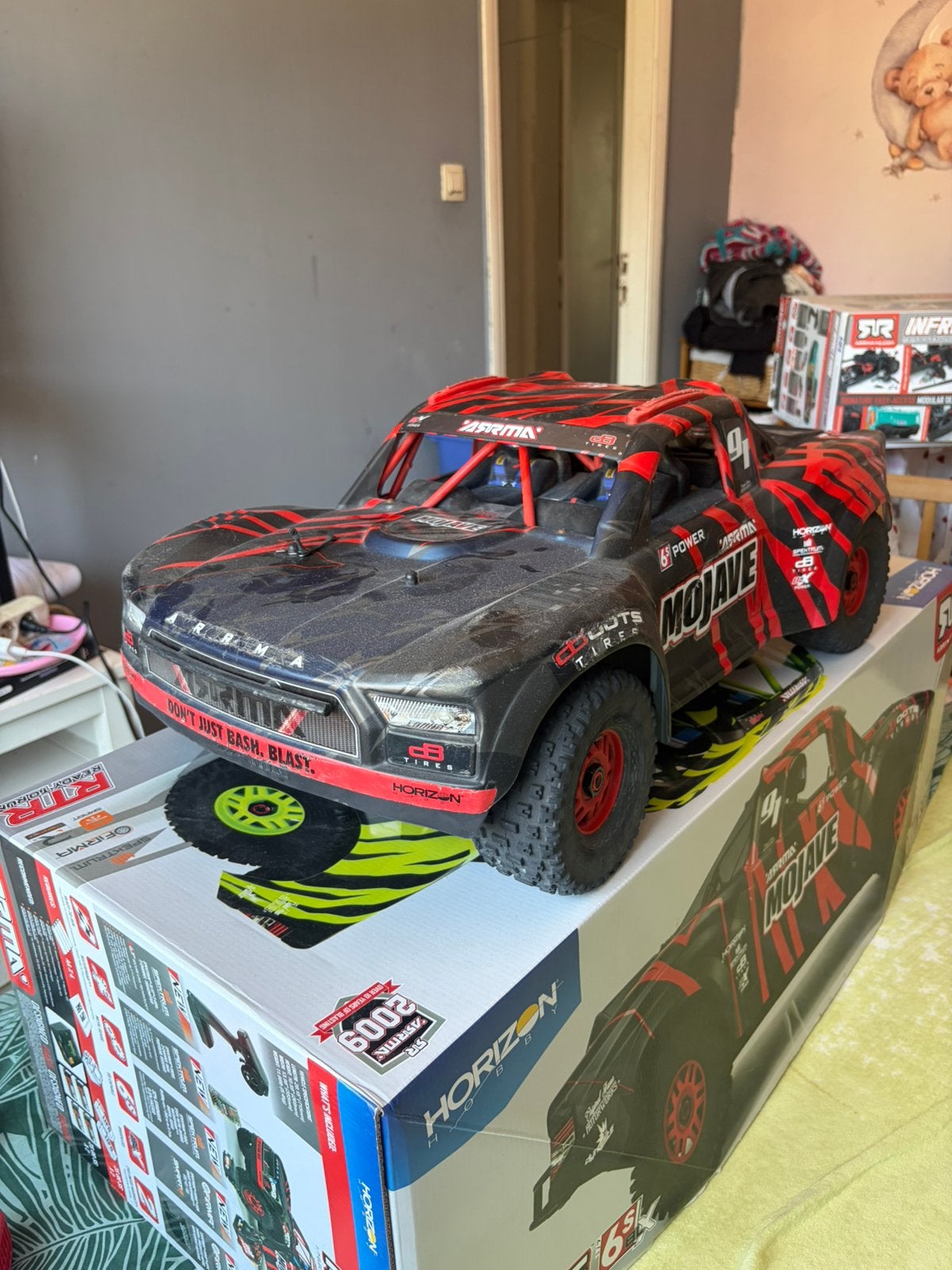 Arrma mojave 6S, Hobby & Loisirs créatifs, Modélisme | Radiocommandé & Téléguidé | Voitures, Enlèvement ou Envoi, Comme neuf