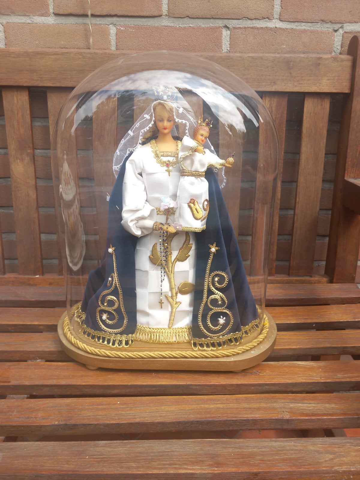 Mariabeeld onder stolp, Ophalen