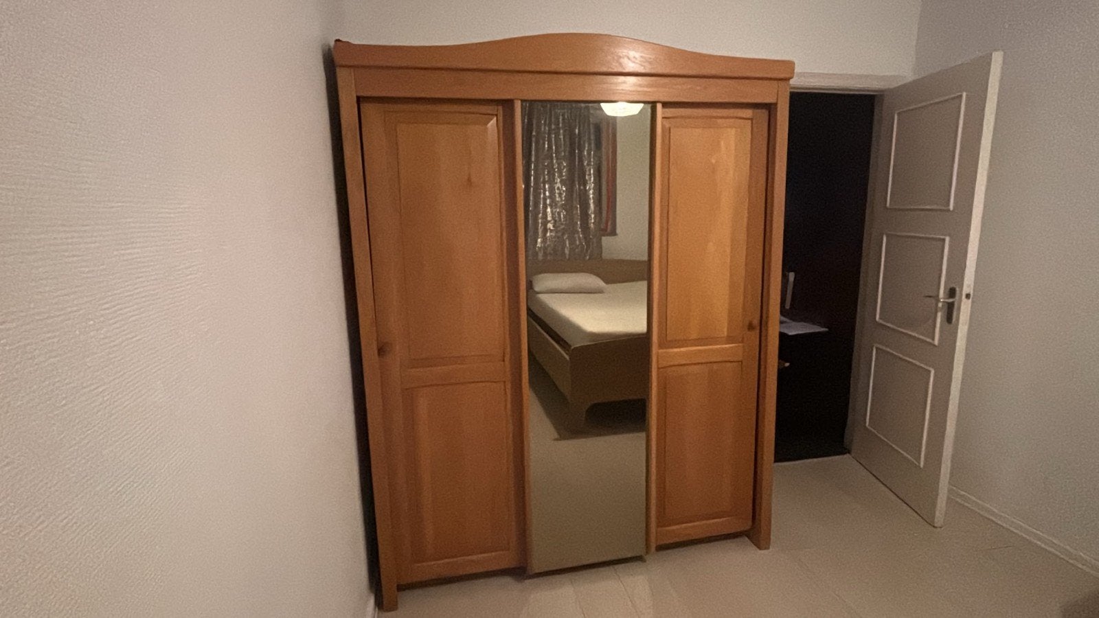 Massief houten schuifdeurkast — 158  200  64 cm, Ophalen, Gebruikt, 200 cm of meer, 150 tot 200 cm