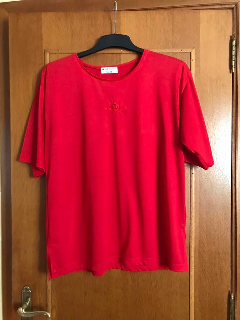 A vendre BLOUSE DAME Taille : L / XL. Coloris rouge., Comme neuf