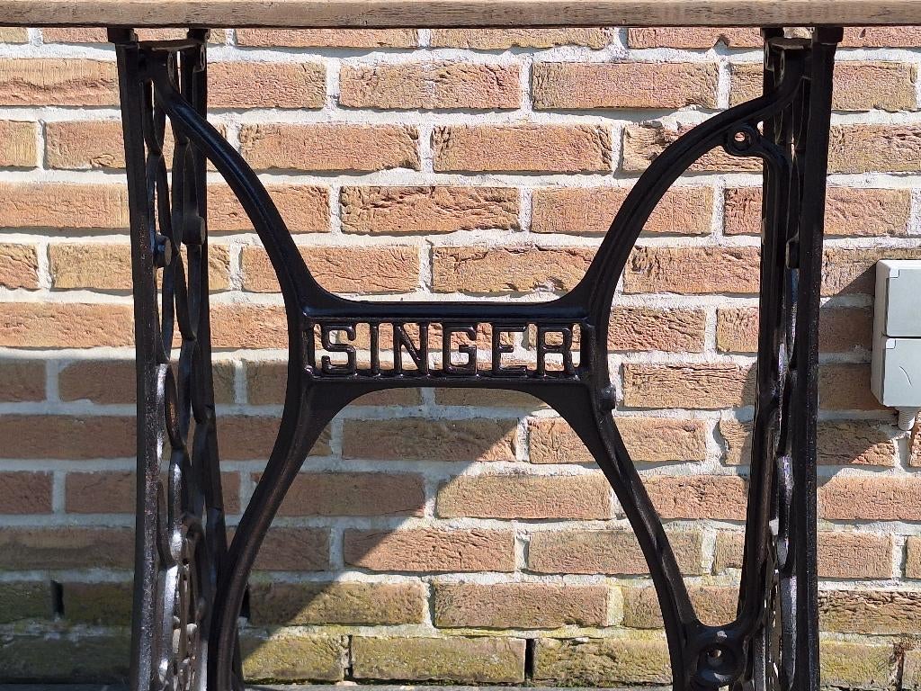 Singer onderstel met houten tafel, Ophalen