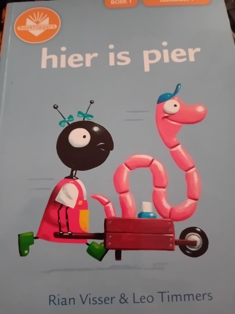 Boek hier is pier rian visser leo timmers, Boeken, Ophalen of Verzenden