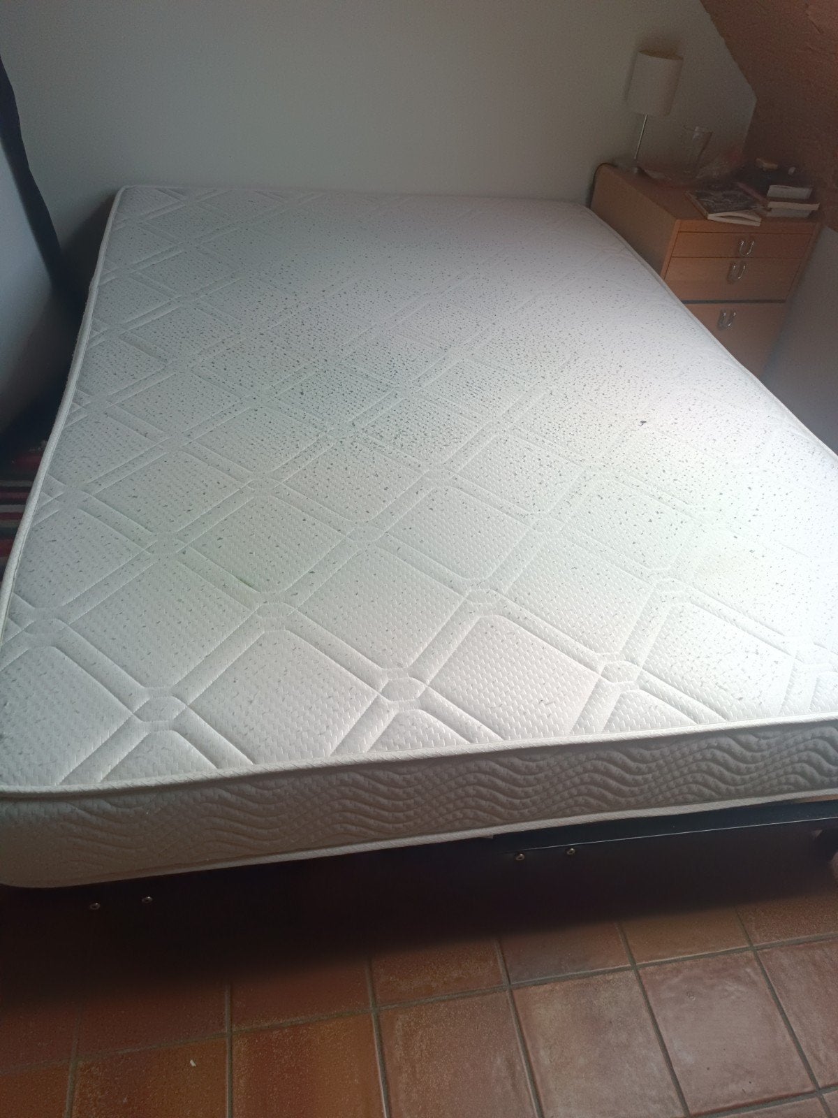 Cadre de lit sur pieds + matelas à vendre, Maison & Meubles, Chambre à coucher | Matelas & Sommiers, Enlèvement, 200 cm, Sommier