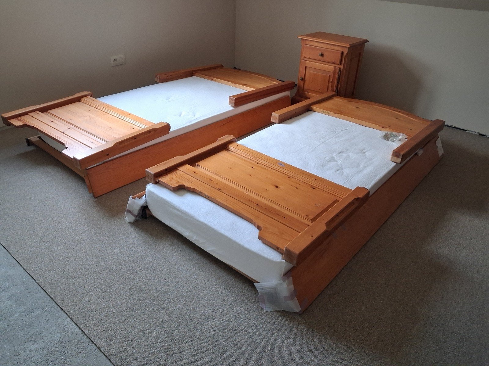 2 x éénpersoonsbed met lattenbodem en matras + 1 nachtkastje, Ophalen, 90 cm, Eenpersoons, Bruin