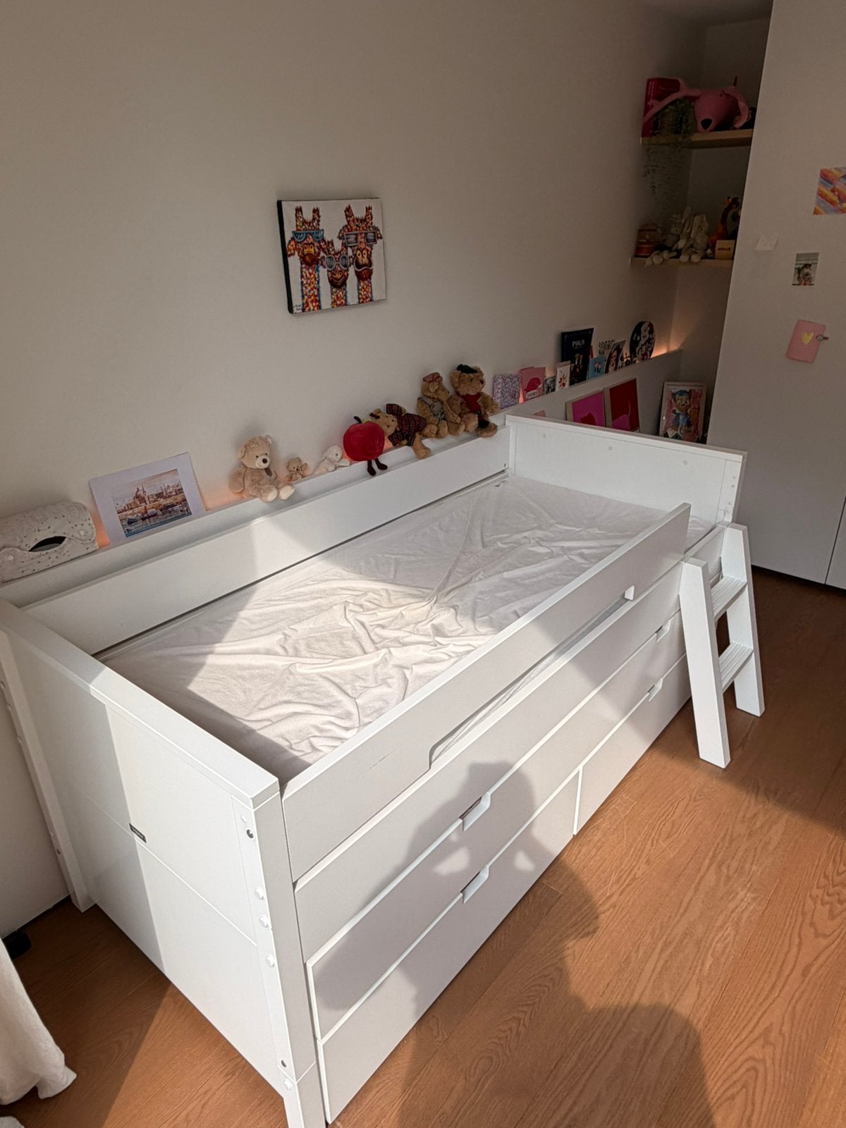 Kinderbed met trapje incl extra logeerbed en ladekastjes, Ophalen, Zo goed als nieuw