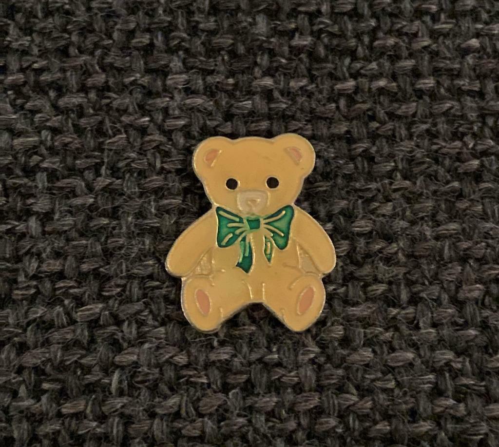 PIN - BEERTJE - TEDDY BEAR - TEDDYBEER, Verzenden, Gebruikt, Figuurtje, Speldje of Pin